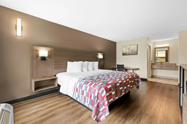 غرفة سوبيريور بسرير كينج، Red Roof Inn Charlotte - Airport 3/8
