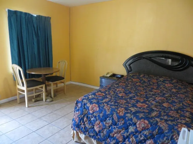 غرفة قياسية بسرير كوين، Travel Inn & Suites 3/4