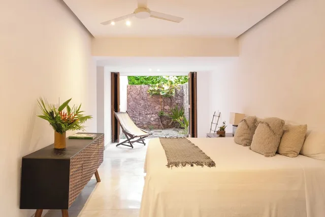 غرفة ديلوكس بسرير كينج بإطلالة على الحديقة، El Careyes Club and Residences 1/4
