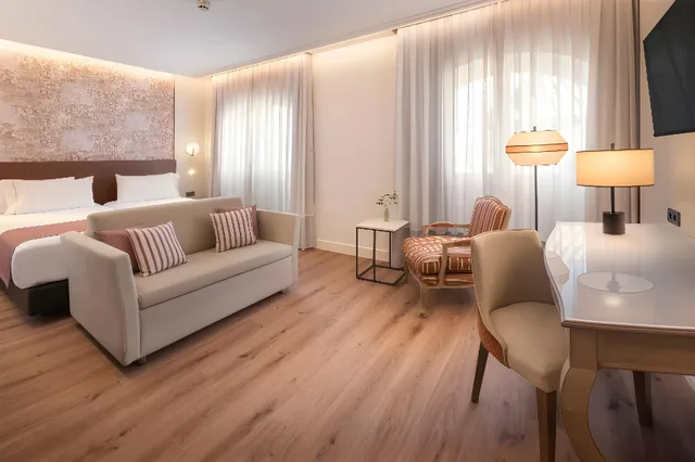 غرفة بريميوم ثلاثية بسرير مزدوج مع أريكة، Eurostars Sevilla Boutique 1/1