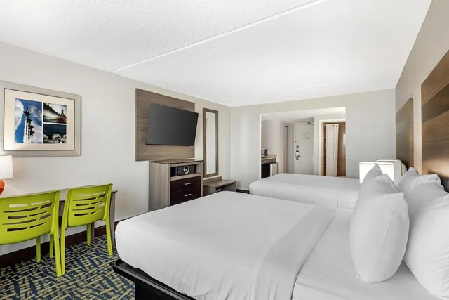 Standard, 2 Queen Beds, Ocean Front, Balcony، Best Western Plus Chesapeake Bay - Norfolk 2/9