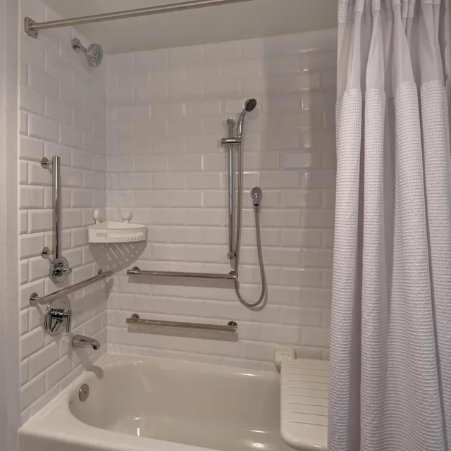 غرفة بسرير كينج بحوض استحمام لذوي الإعاقة، Four Points By Sheraton Boston Newton 10/10