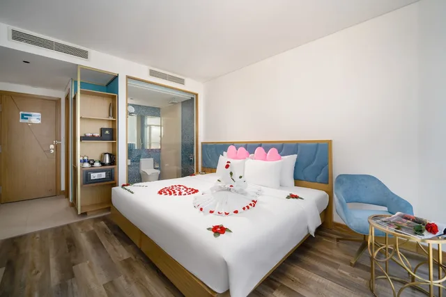 غرفة ديلوكس بسرير كينج بشرفة، San Marino Boutique Danang 4/10