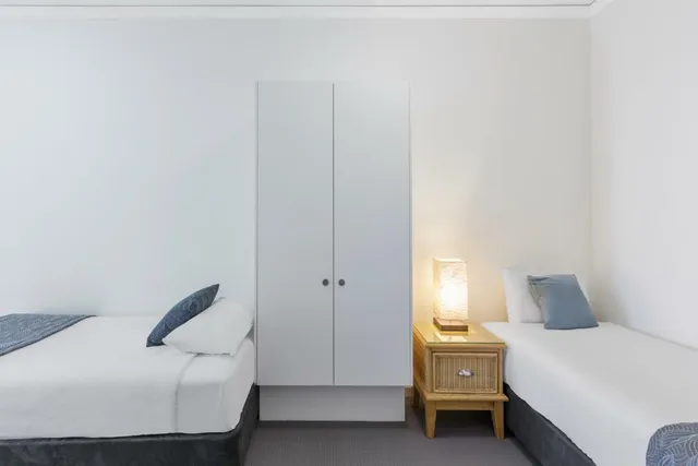 شقة بسرير كوين وسريرين منفصلين، RAMADA BY WYNDHAM MARCOOLA BEACH 1/4
