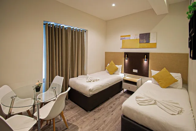شقة ديلوكس بسرير مزدوج وسريرين منفصلين بغرفة نوم واحدة، Hyde Park Superior Apartments 2/8