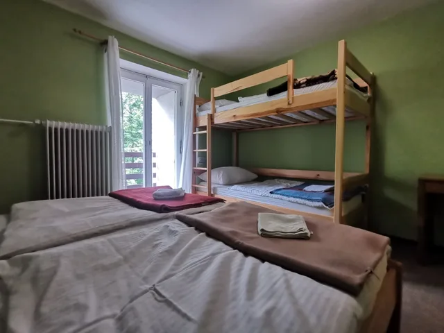 غرفة رباعية بسريرين منفصلين وسرير بطابقين، Hostel Pod Voglom 3/7