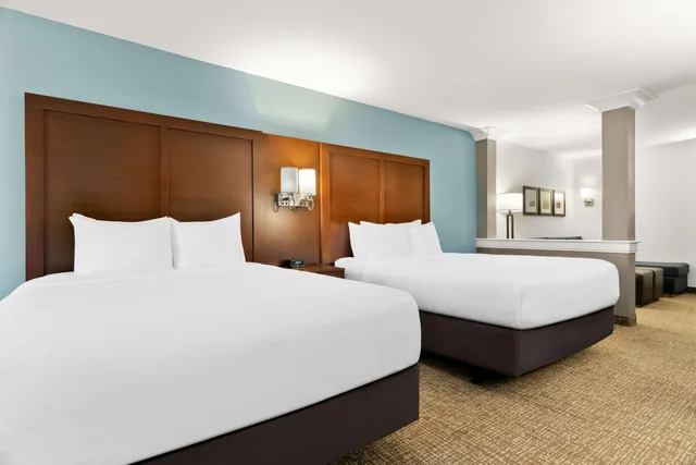 غرفة رباعية بسرير كوين لذوي الإعاقة، Comfort Suites Rensselaer Near Fair Oaks 1/3