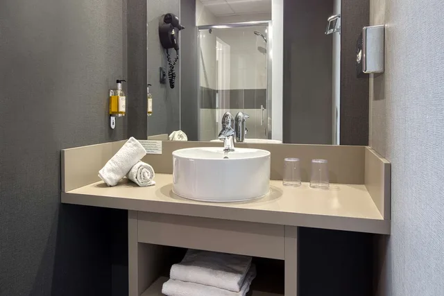 غرفة تنفيذية بسرير كوين مع أريكة في الطابق الأرضي، Best Western Atlantys Hotel Zenith Nantes 4/4