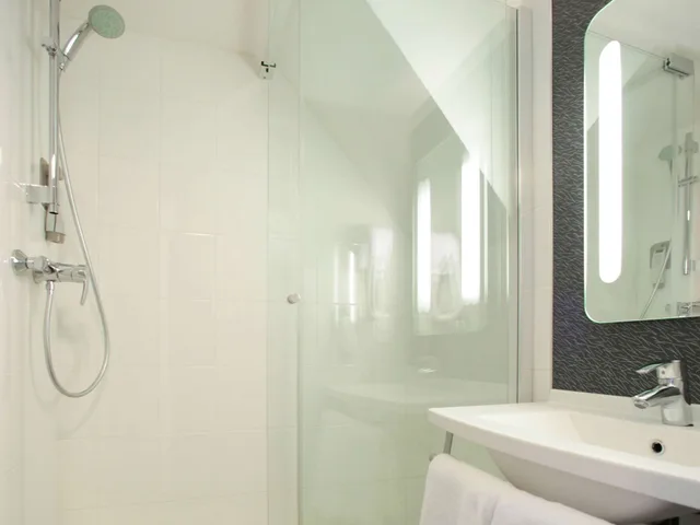 غرفة قياسية بسرير مزدوج بإطلالة على البحر، Ibis Granville Port De Plaisance 6/8