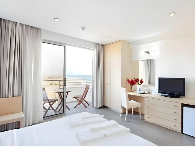 جناح سوبيريور بسرير مزدوج بإطلالة على البحر مع أريكة، Capital Coast Resort & Spa 1/1