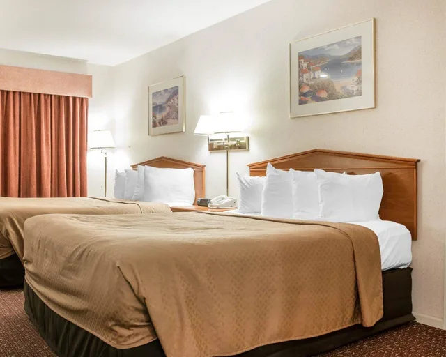 Island, Deluxe, 2 Queen Beds, Lake or Beach View, Balcony، Quality Inn & Suites Mackinaw City Beachfront 7/10