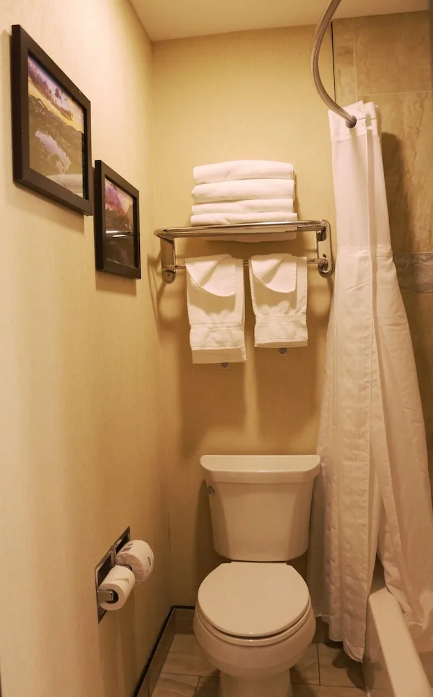 غرفة بسريرين كوين بشرفة، Quality Inn near Rocky Mountain National Park 7/8