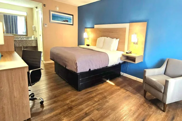 Upgrade, Business, King Bed، Quality Inn & Suites Conference Center 3/7