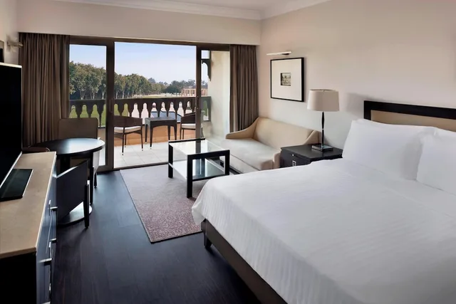 غرفة ديلوكس بسريرين منفصلين بإطلالة على الحديقة بشرفة، Marriott Mena House Cairo 1/3
