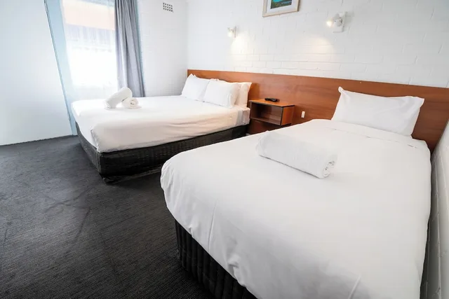 غرفة قياسية بسرير كوين وسرير فردي، Bayside Inn 3/5