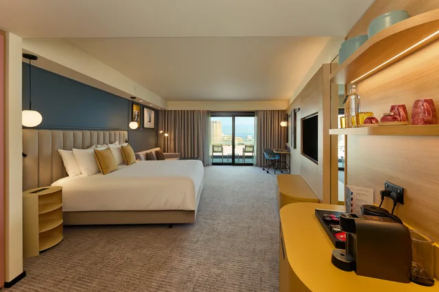 غرفة بريميوم بسرير كينج بإطلالة على المدينة بشرفة، voco Malta by IHG 3/5
