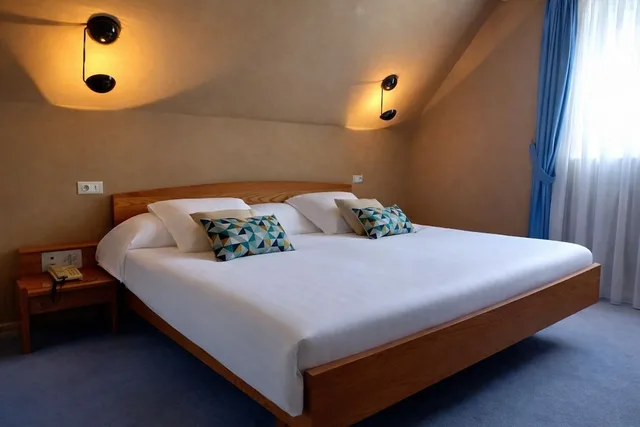 جناح رومانسي بسرير كوين مع أريكة، Hotel Munsch 3/8