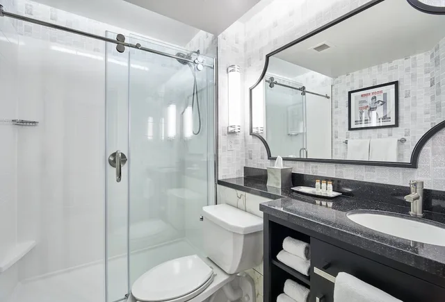 غرفة قياسية بسرير كينج مع أريكة، Hotel Indigo Cleveland Downtown 6/8