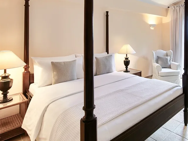 بنغل عائلي بسرير كينج وسريرين منفصلين، Grecotel Daphnila Bay 1/1