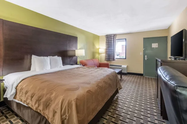 غرفة بسرير كينج لذوي الإعاقة، Quality Inn Franklin - Cool Springs Area 2/4