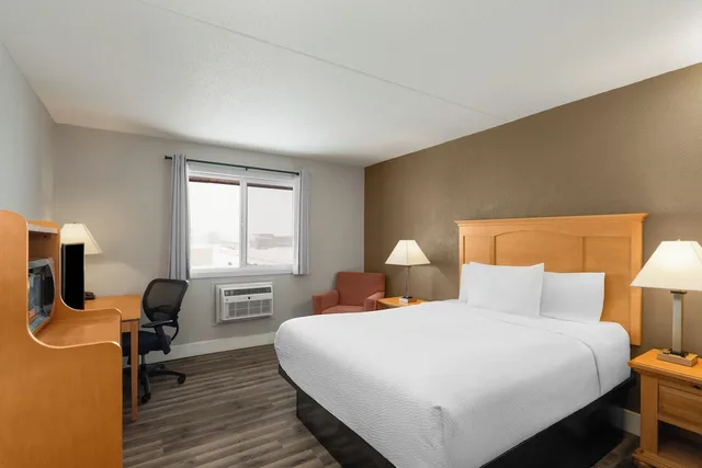 غرفة بسرير كوين، Sauk River Inn & Suites, a Travelodge by Wyndham 1/3