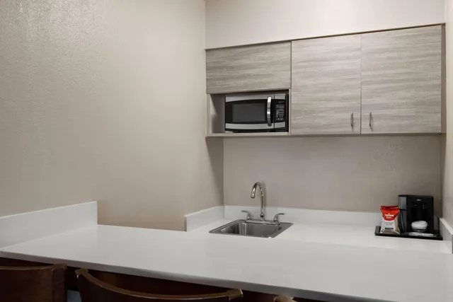 جناح استوديو بسرير كينج مع أريكة، La Quinta Inn & Suites by Wyndham Goodlettsville - Nashville 5/5