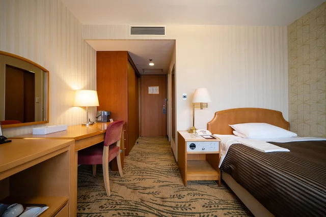 غرفة صغيرة بسرير فردي بإطلالة على المدينة، Hotel Okura Niigata 3/4