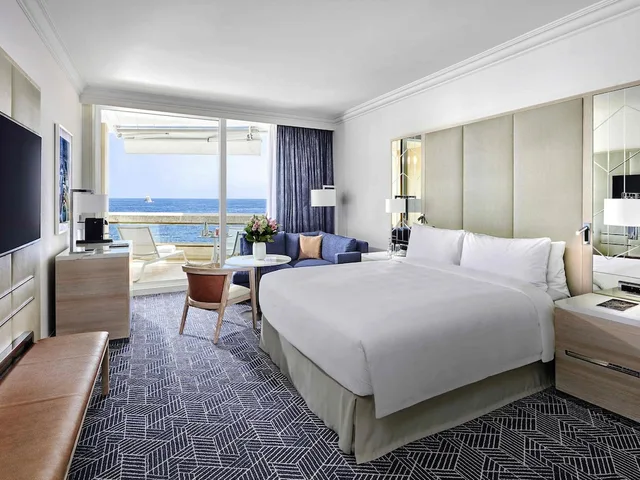 غرفة سيغنتشر بسرير كينج بإطلالة على البحر بشرفة يُسمح فيها بالحيوانات الأليفة، Fairmont Monte Carlo 1/3