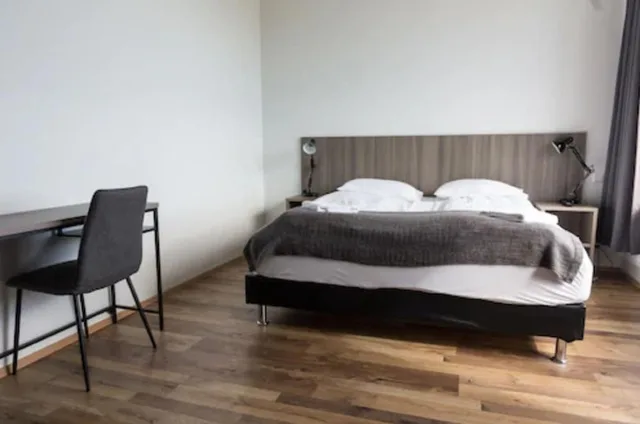 Family, Double and Twin Beds, Milk Factory 1/7