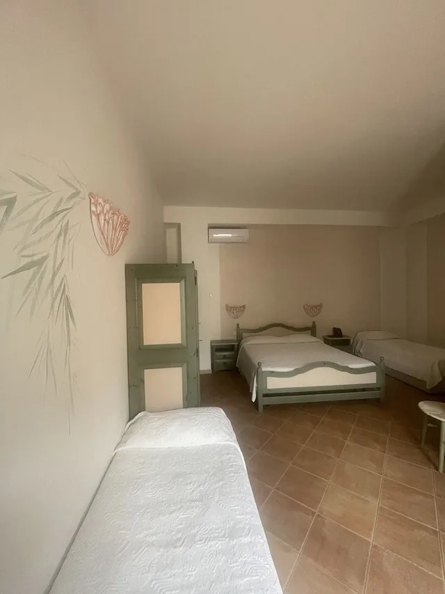 غرفة كومفورت رباعية بسريرين منفصلين، Micalosu Hotel 2/4
