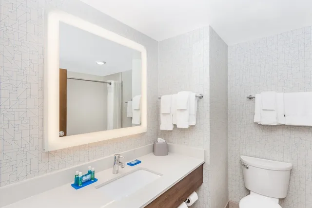 غرفة قياسية بسرير كوين، Holiday Inn Express Hotel And Suites Providence Woonsocket 3/4