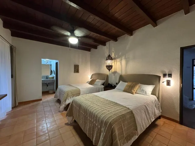 جناح جونيور، Hotel Socavon 1/8