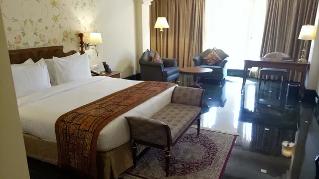 غرفة تنفيذية بسرير كينج بحوض استحمام، Indana Palace Jaipur 7/10