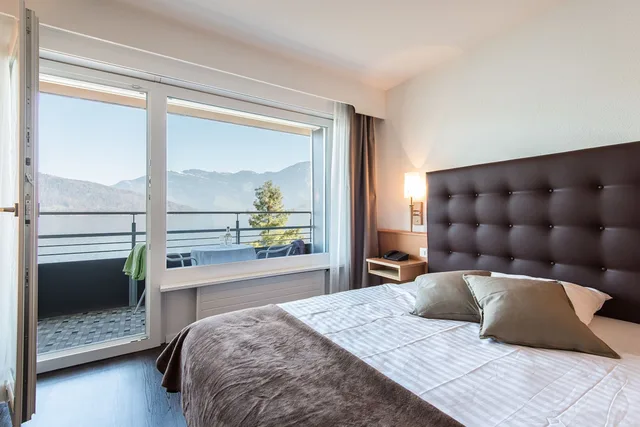 غرفة بانورامية بسرير كوين بإطلالة على البحيرة بشرفة، Seerausch Swiss Quality Hotel 2/2