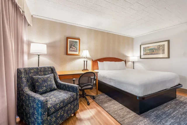Inner, King Bed، Ramada by Wyndham State College Hotel & Conference Center 2/3