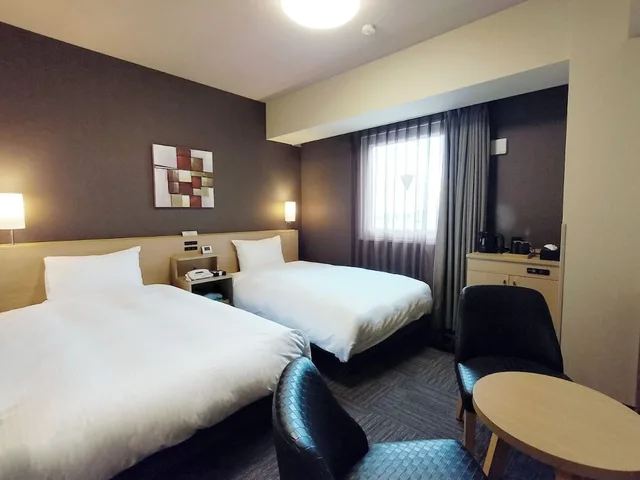 غرفة بسريرين منفصلين للمدخنين، HOTEL ROUTE INN TAKAOKA EKIMAE 1/7