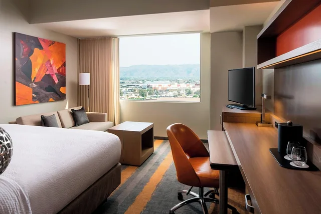 غرفة بسرير كينج مع أريكة، COURTYARD PHOENIX DOWNTOWN 1/3