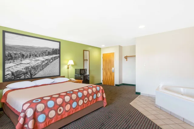 Studio, Suite, King Bed, Super 8 By Wyndham Bedford 3/6