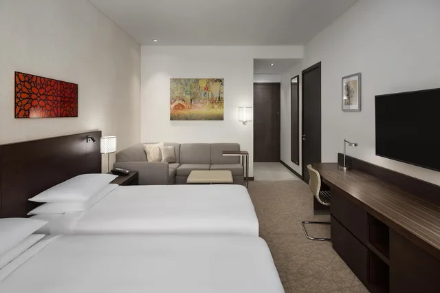 غرفة بسريرين منفصلين مع أريكة، فندق حياة بليس الرياض السليمانية(Hyatt Place Riyadh Al Sulaimania) 1/10