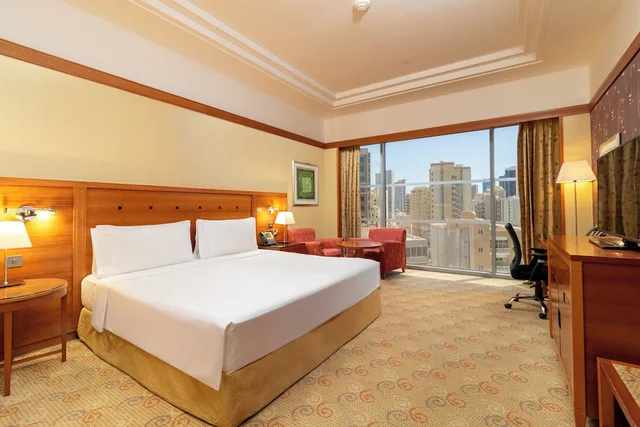 غرفة بريميوم بسرير كينج بإطلالة على المسبح، Holiday Inn Kuwait 3/10