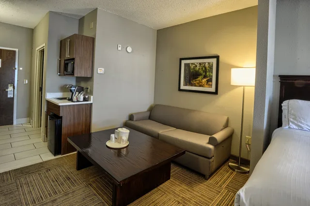 جناح بسرير كينج، Holiday Inn Express Hotel Suites Pell City 3/4