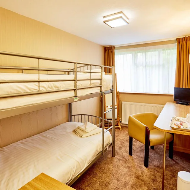 جناح عائلي، Abbotsford Hotel 3/7