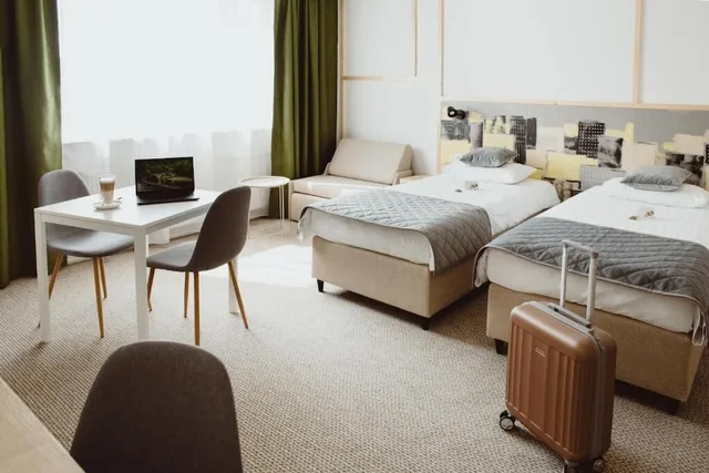 غرفة بسريرين منفصلين بمطبخ صغير، Arche Hotel Poloneza 2/3