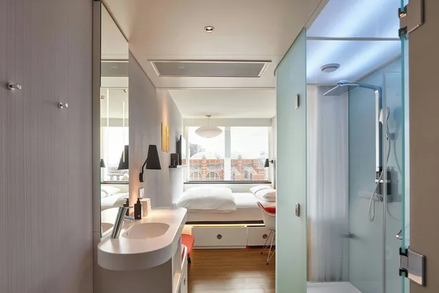 Premium, King Bed, with View, citizenM London Victoria Station 8/10