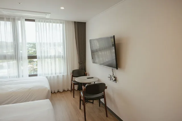 غرفة بسريرين منفصلين بإطلالة على الجبل، LeMain Hotel Seogwipo 3/4