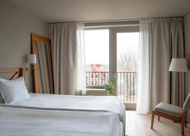 غرفة بسرير كينج بإطلالة على الحديقة، J Hotel Stockholm 1/3