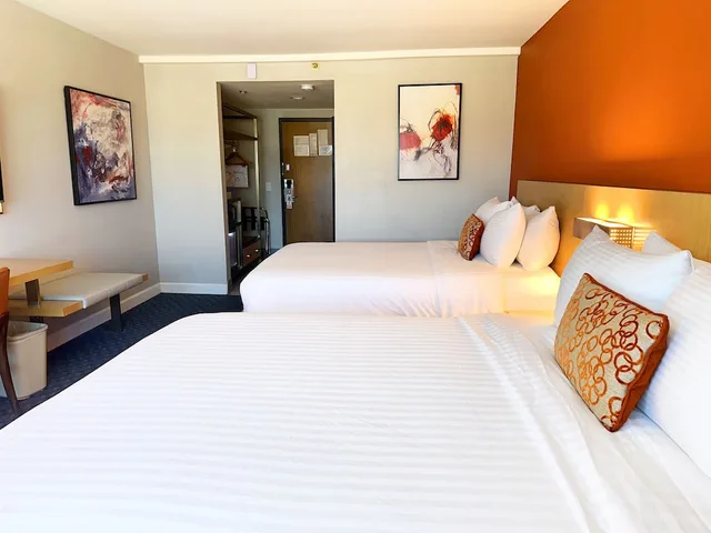 Room, 2 Queen Beds, Lincoln Hotel Monterey Park Los Angeles 4/10