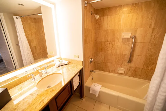 غرفة بسرير كينج لذوي الإعاقة، Embassy Suites by Hilton Kansas City Overland Park 8/9