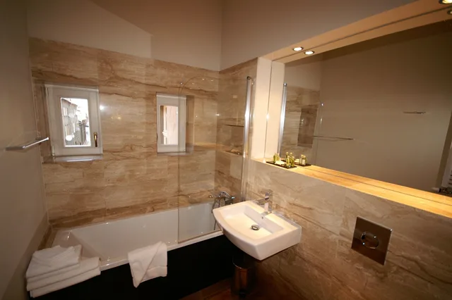 Classic, Hotel Kolegiacki 4/4