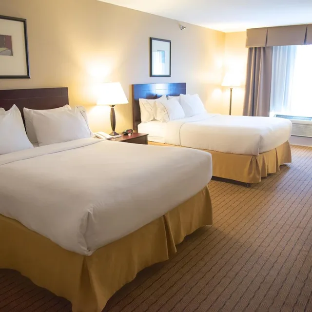 غرفة قياسية بسريرين كوين بحوض استحمام لذوي الإعاقة، Holiday Inn Express Devils Lake 3/10